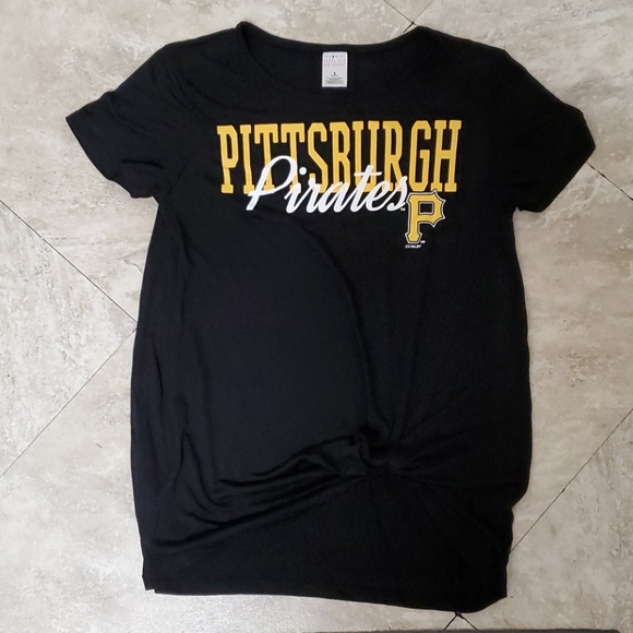 Genuine Merchandise Tops - 💖SALE💖 Womans Pittsburgh pirates t-shirt